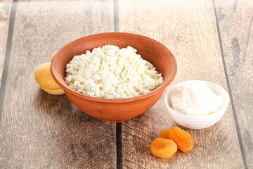 Cottage cheese with apricot and cream
