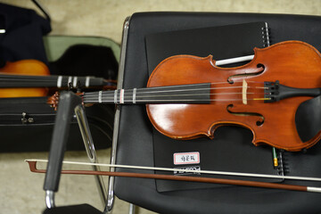 의자위에 놓여진 바이올린