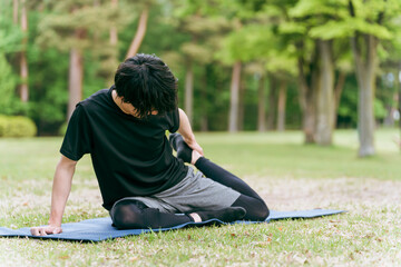 体が硬い男性（ヨガ・ピラティス・ストレッチ）
