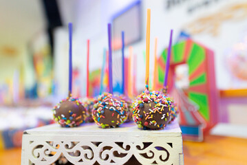 Chupetín de chocolate con pizcas de colores.