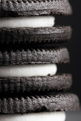 Varias galletita de chocolate negra y blanca apiladas.