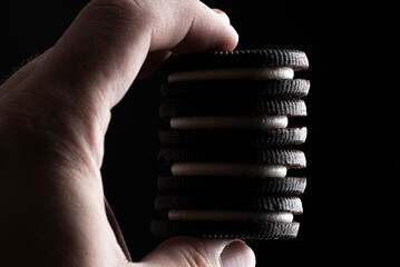 Varias galletita de chocolate negra y blanca apiladas.