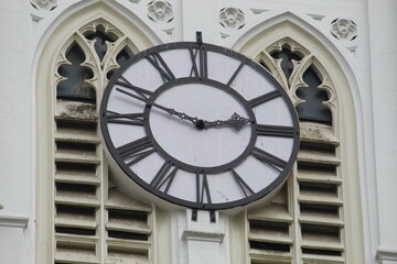 Fototapeta na wymiar Round large Wall clock close display showing current time.