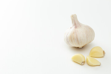 白背景にニンニク