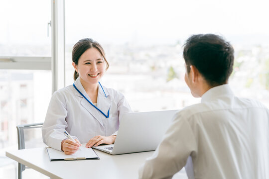 患者の話を聞く女性医師・医者（健康診断・人間ドック・診察・診断・検査）
