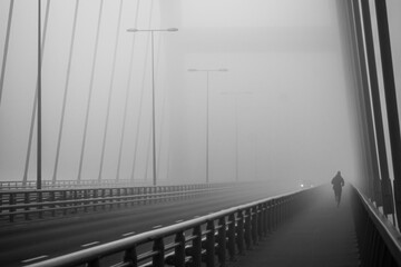 Mgła na moście im. Elżbiety Zawadzkiej w Toruniu