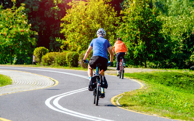 Obraz premium Cyclist ride on the bike path in the city Park 