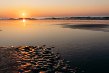 Sun coming over ocean at sunrise on Hilton Head Island Beach - obrazy, fototapety, plakaty