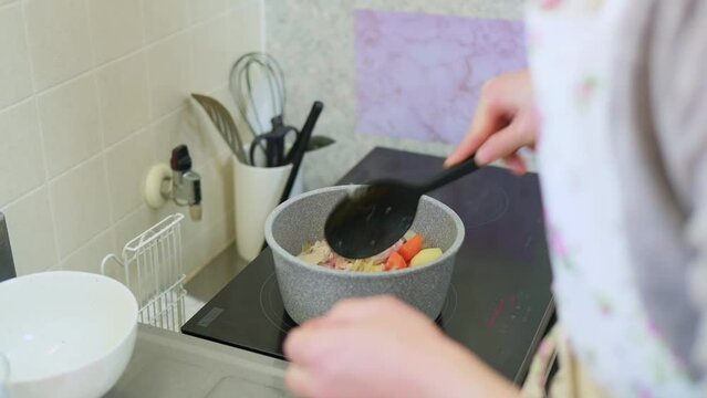 Hクッキングヒーターでカレーの具材を炒める