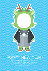 紋付き袴を着た龍の顔フォトフレームと青海波模様背景のイラスト【年賀状2024テンプレート】