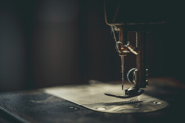 Vintage sewing machine, man sews on a vintage sewing machine, retro sewing machine - obrazy, fototapety, plakaty