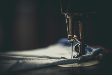 Vintage sewing machine, man sews on a vintage sewing machine, retro sewing machine - obrazy, fototapety, plakaty