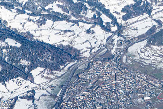 Panoramablick  auf den S&uuml;dtiroler Ort Sterzing und die Brennerautobahn aus 4000 Meter H&ouml;he