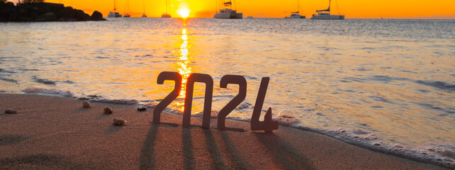 Panorama d'un lever de soleil sur une plage des Caraïbes et les chiffres 2024. Bonne année 2024 sur une plage tropicale.	 - obrazy, fototapety, plakaty