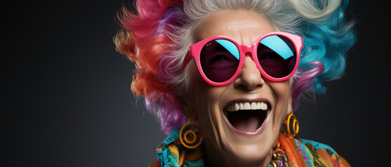 Einzigartiger Stil: Graue und bunte Haare bei einer glücklichen Seniorin - obrazy, fototapety, plakaty