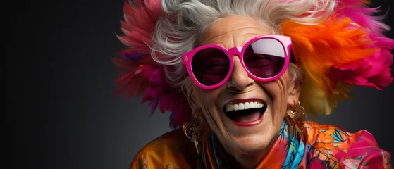 Poster Stilvolle Ältere: Buntes Neon-Outfit und lustige Sonnenbrille © PhotoArtBC
