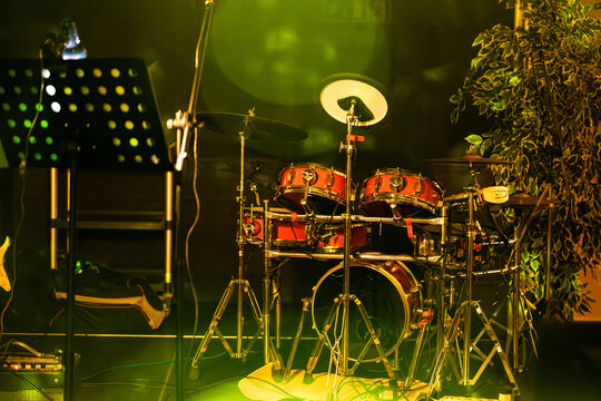 perkusja na scenie przed koncertem