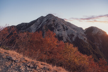 秋の山岳風景