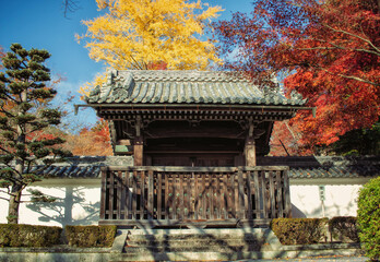 滋賀県大津市の西教寺の勅使門と秋景色