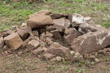 Un amas de pierres éparpillées sur le sol terreux d'un chantier.