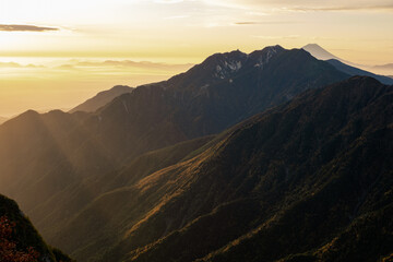 秋の山岳風景