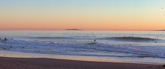 Obraz premium Enjoying a fall surfing day at Rincon Point in California at sunset