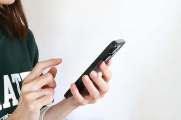 スマホを使う女性の手元