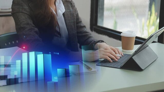 Mujer de negocios trabjando en su laptop mientra toma su caf&eacute; analiza gr&aacute;fico de barras que muestran una evoluci&oacute;n. Precios, cotizaciones, inversiones, ventas.