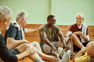 Group of senior men in indoor basketball gym - obrazy, fototapety, plakaty