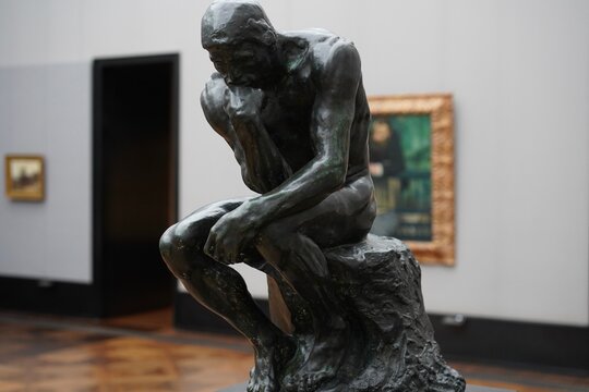 Skulptur "Der Denker" von Auguste Rodin in der Alten Nationalgalerie in Berlin am 16.12.2023