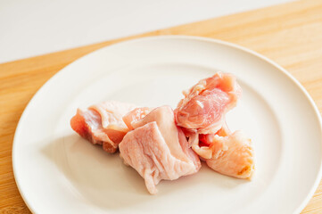 皿の上の鶏モモ肉