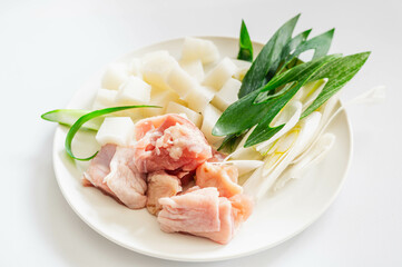 カットした食材　鶏もも肉と九条ねぎと餅