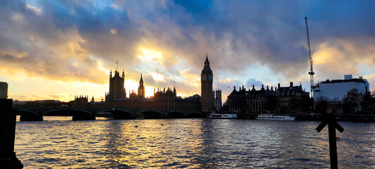 CrePúsculo en la Ciudad: El Big Ben y el Parlamento de Londres en la Mágica Hora Azul.