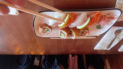 Sushi de saumon et baguette plat traditionnel asiatique 