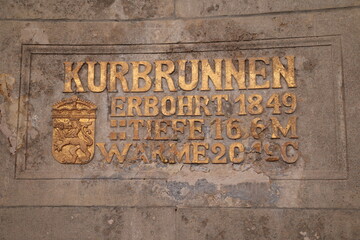 Hinweise am Kurbrunnen im Kurpark von Bad Nauheim in Hessen