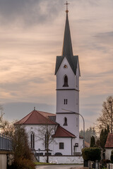 Fototapeta na wymiar Kirche im Winter bei Reibersdorf im Landkreis Straubing-Bogen