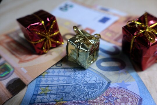 Banconote in euro e pacchi regali, sfondo con presentazione delle banconote in euro.