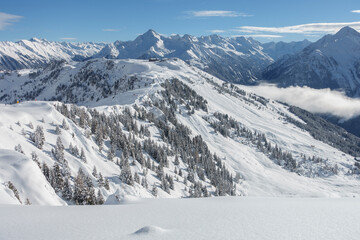 Winterlandschaft im Skigebiet Zillertal in Österreich