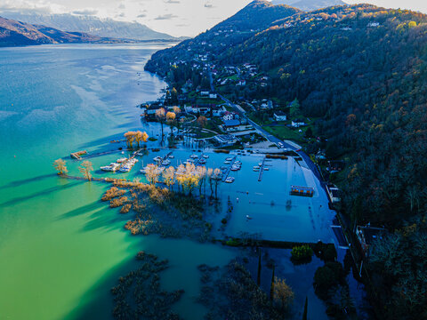 Vue aérienne des inondations de la plaine de Chautagne, Savoie, France le 15 décembre 2023