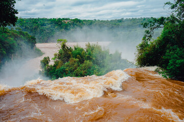 Las Cataratas del Iguazu, en el límite entre Argentina y Brasil, se encuentran una de las Siete...