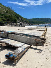 os restos do barco na praia