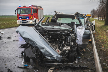 Das Wrack eines PKW nach einem schweren Verkehrsunfall...06.12.2023