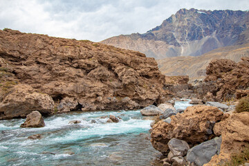 paisagem de rochas vulcânicas e o rio em Cajón del Maipo e Embalse El Yeso, Chile, Santiago, Chile