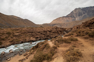rio cortando os Andes em Cajón del Maipo e Embalse El Yeso, Chile, Santiago, Chile