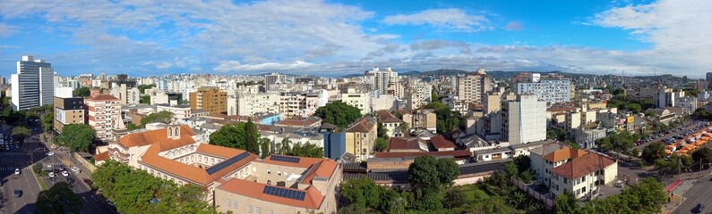 Fototapeta na wymiar céu azul com nuvens e o panorama da cidade de Porto Alegre Rio Grande do Sul Brasil