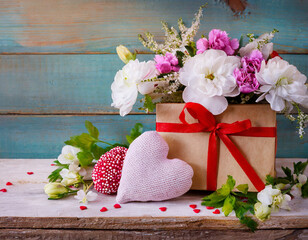 Obraz na płótnie Canvas copy space on a Beautiful valentine composition spring flowers, gift box and felt heart