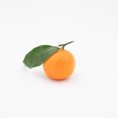 Mandarine avec feuille au naturel