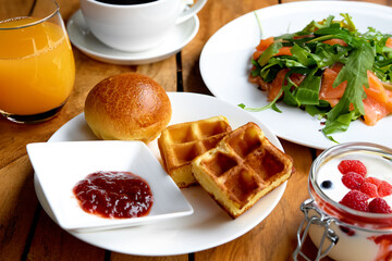 パンとサラダとヨーグルトとコーヒーとオレンジジュースの朝食セット