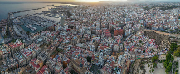 Centro urbano de Alicante y puerto de Alicante vista panorámica aérea