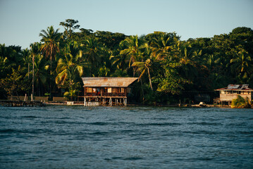 Fototapeta na wymiar house on the lake